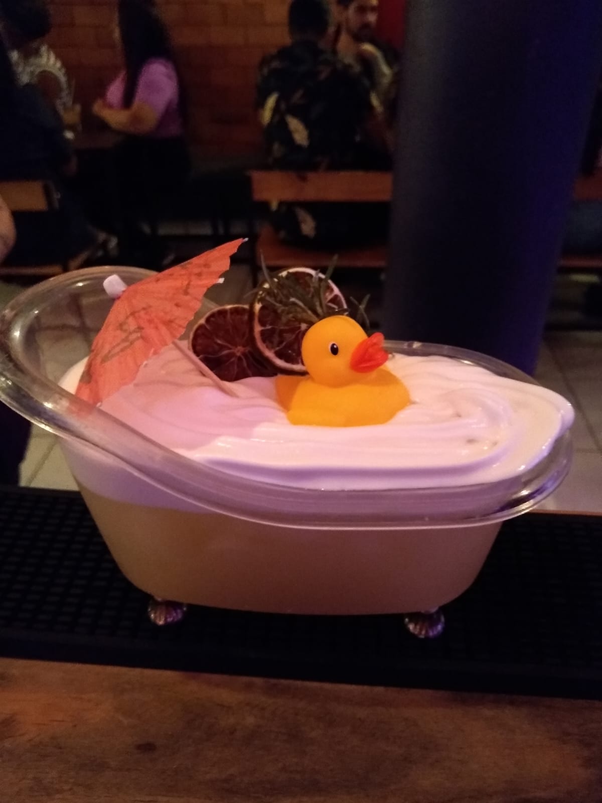 Drink com espuma em mini banheira e patinho decorativo